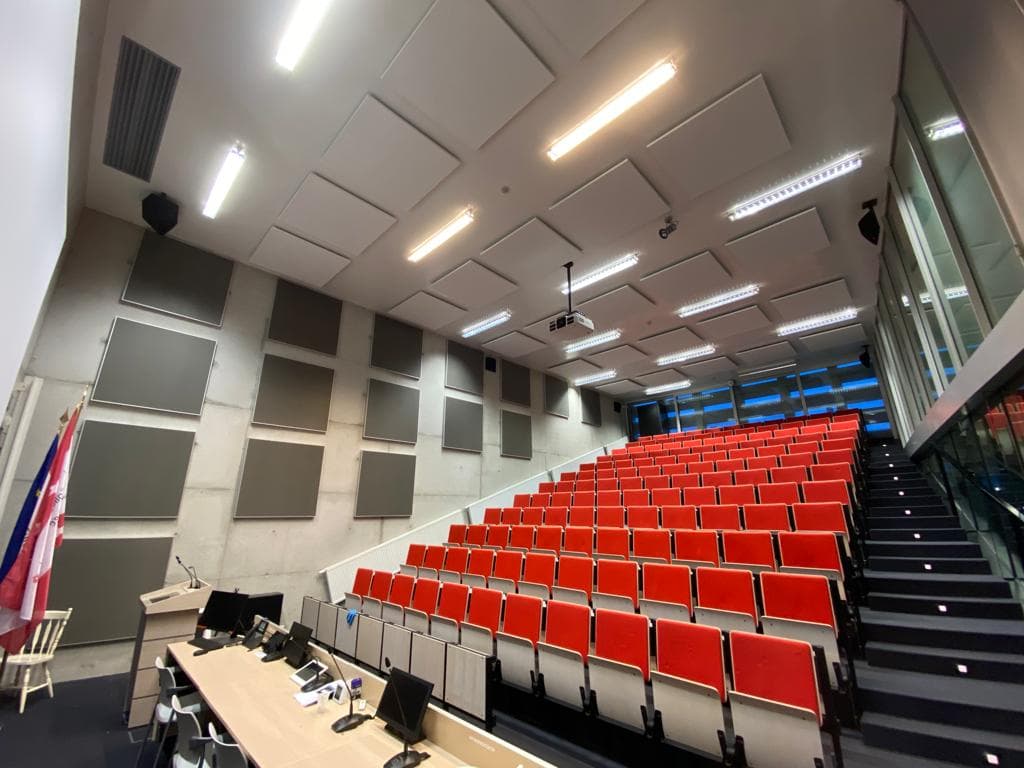 Zaal College of Europe akoestisch verbeterd